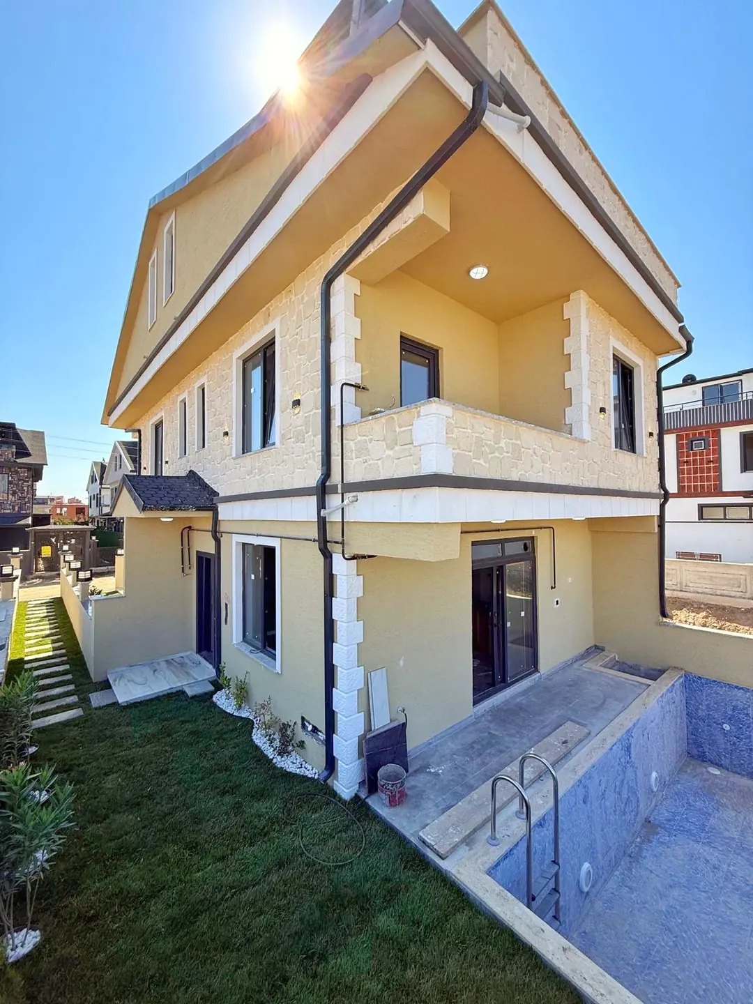 HAVUZLU, ALAÇATI TAŞ KONSEPT, ÖN-ARKA CEPHE SEÇENEKLİ, ARKA CEPHE 4+1 TRİPLEKS VİLLA! KOCAALİ ALANDERE MH — Satılık Villa, Kocaali