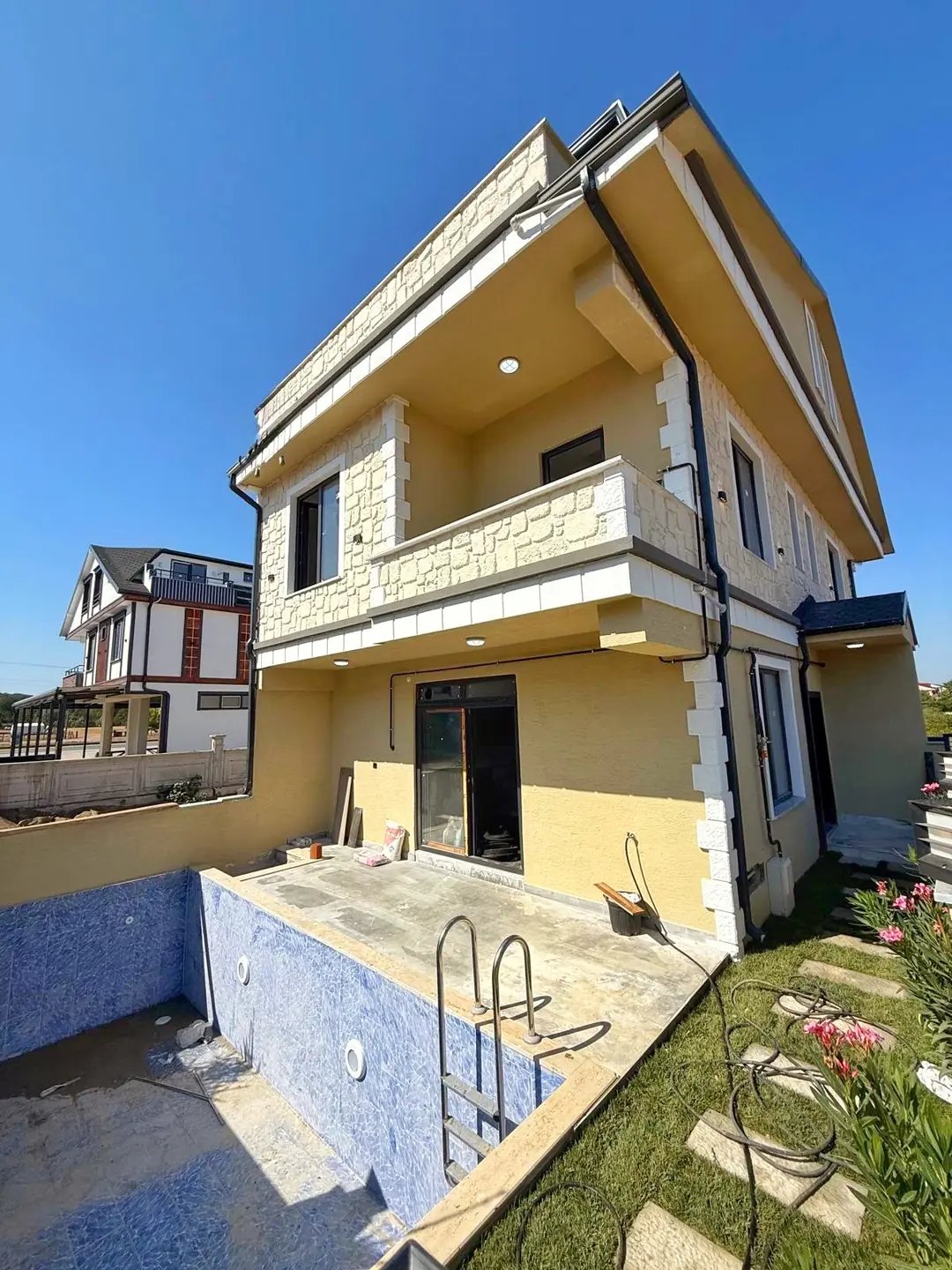 HAVUZLU, ALAÇATI TAŞ KONSEPT, ÖN-ARKA CEPHE SEÇENEKLİ, ÖN CEPHE 4+1 TRİPLEKS VİLLA! KOCAALİ ALANDERE MH — Satılık Villa, Kocaali