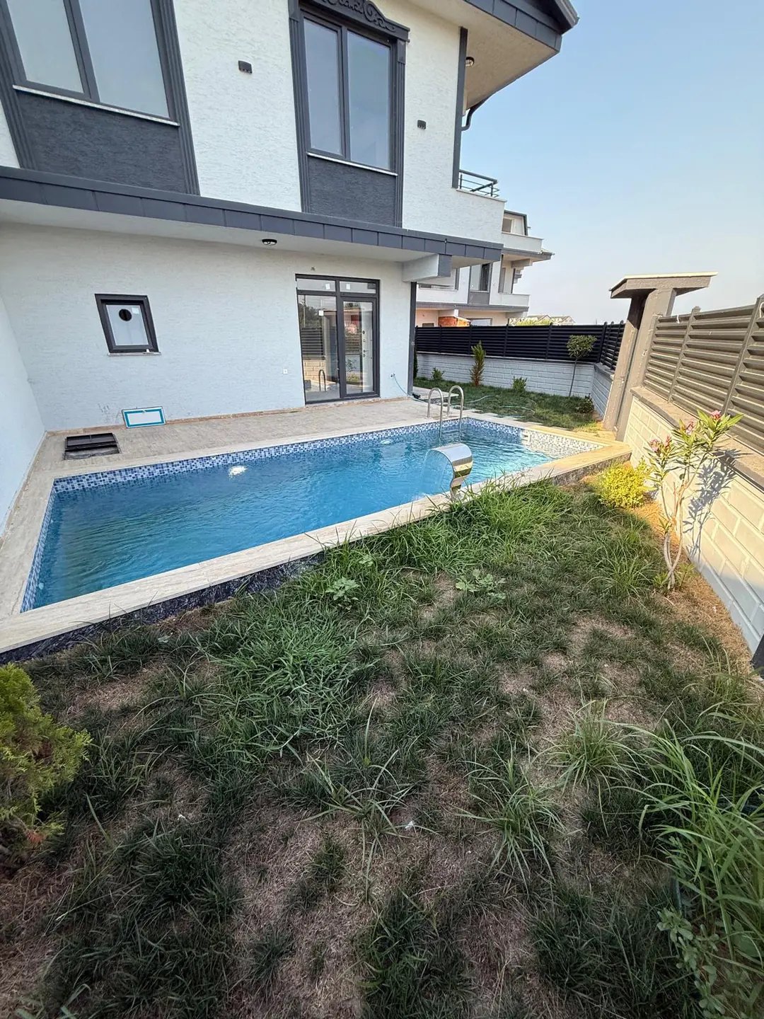 HAVUZLU, ÇİFT CEPHE GENİŞ BAHÇE, MERKEZ PLAJ, EBEVEYN BANYOLU 4+1 TRİPLEKS VİLLA! KOCAALİ YAYLA MH — Satılık Villa, Kocaali