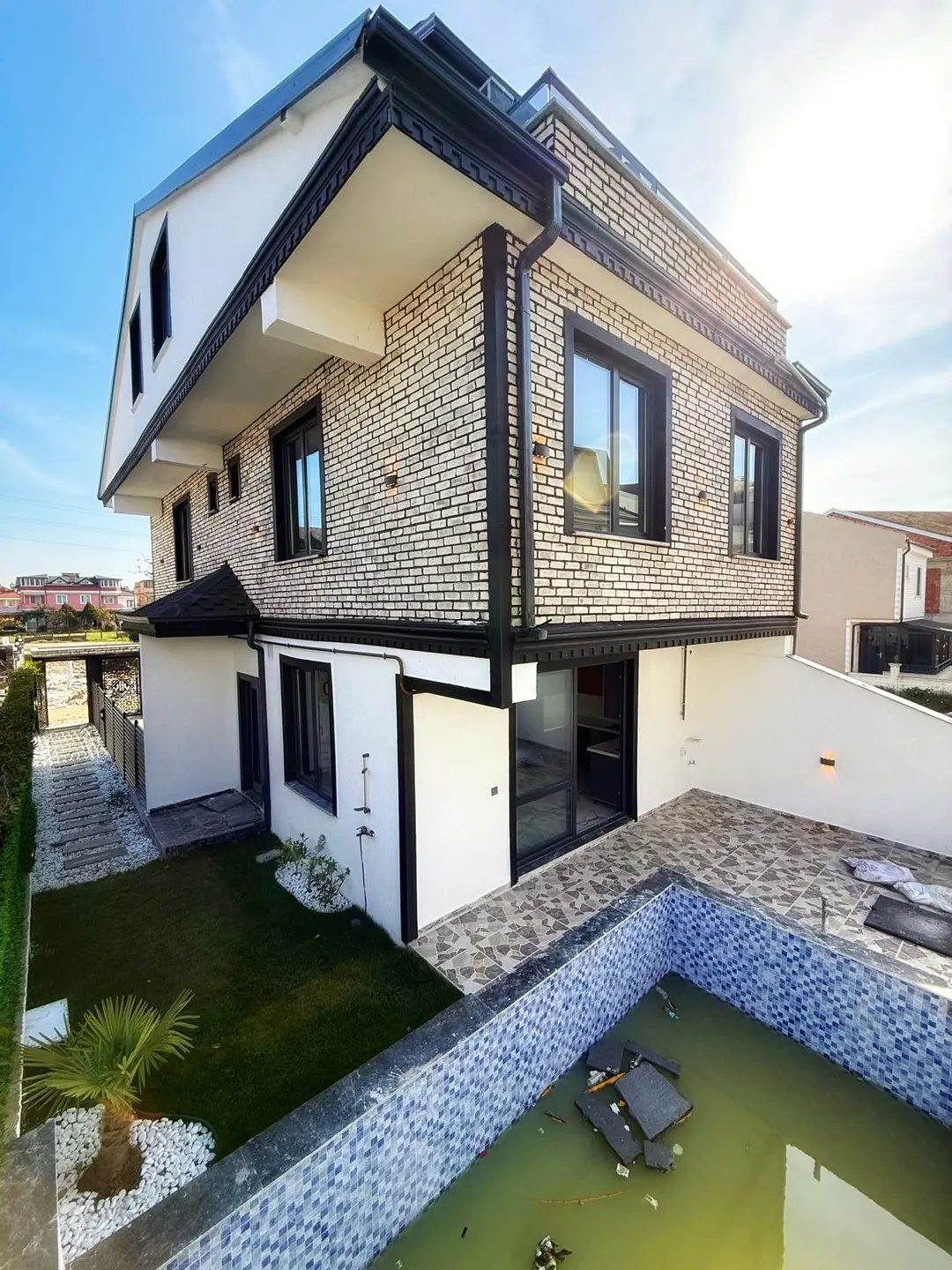 HAVUZLU, ARKA CEPHE, PLAJA 70METRE, LÜKS DİZAYN, YERDEN ISITMA 3+1 TRİPLEKS VİLLA! KOCAALİ ALANDERE MH — Satılık Villa, Kocaali