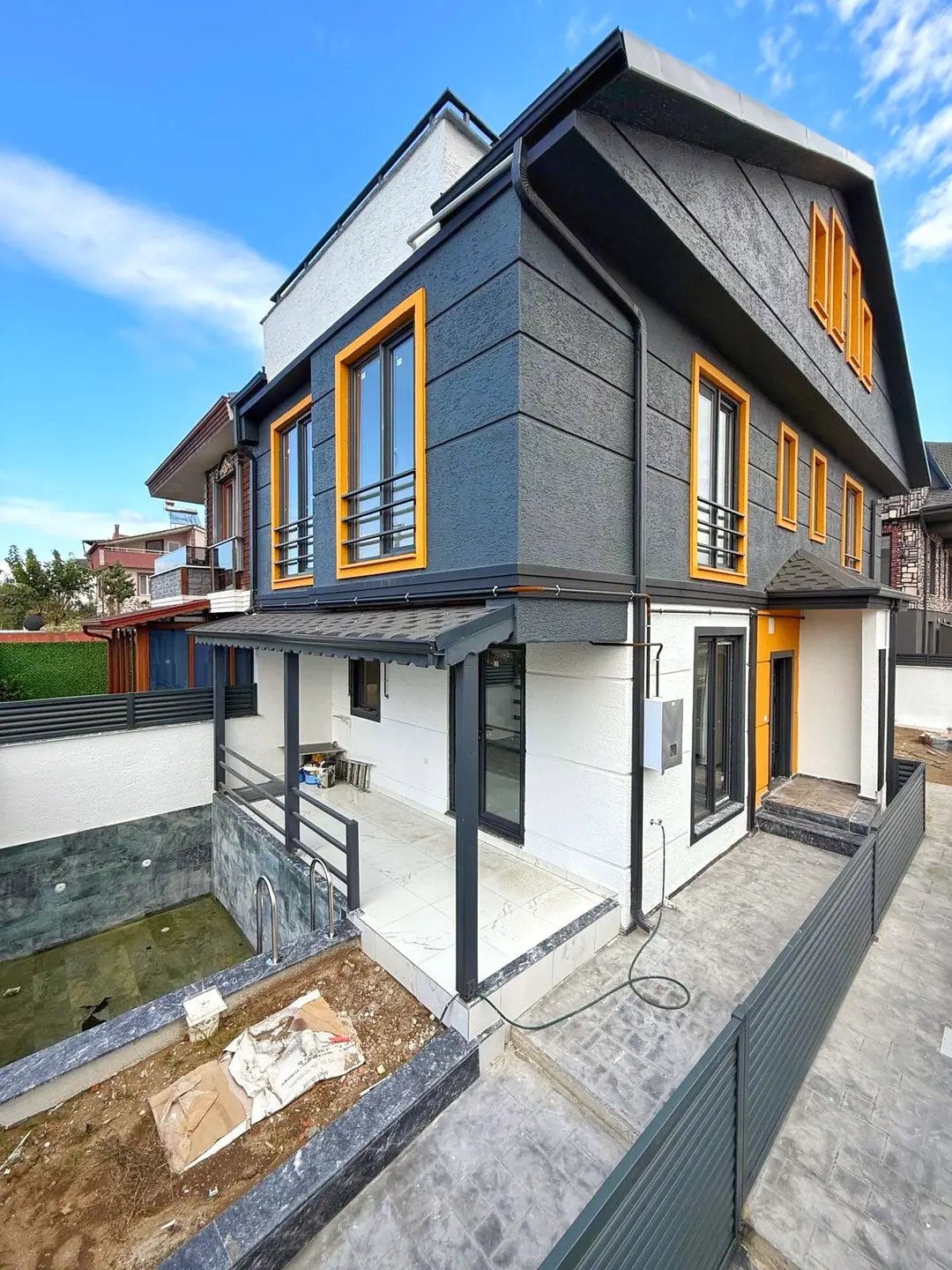 HAVUZLU, LÜKS DİZAYN, PLAJA 110METRE, ÖN-ARKA CEPHE SEÇENEKLİ 3+1 TRİPLEKS VİLLA! KOCAALİ ALANDERE MH — Satılık Villa, Kocaali