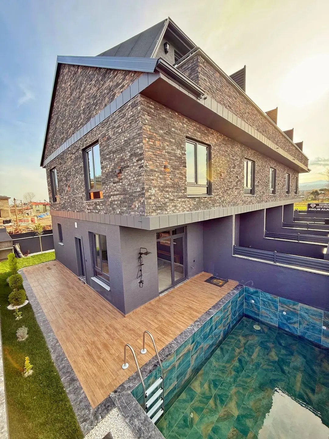 HAVUZLU, TAŞ KONSEPT, ANA YOLA CEPHE, YERDEN ISITMA, LÜKS DİZAYN 4+1 TRİPLEKS VİLLA! KOCAALİ YALI MH — Satılık Villa, Kocaali