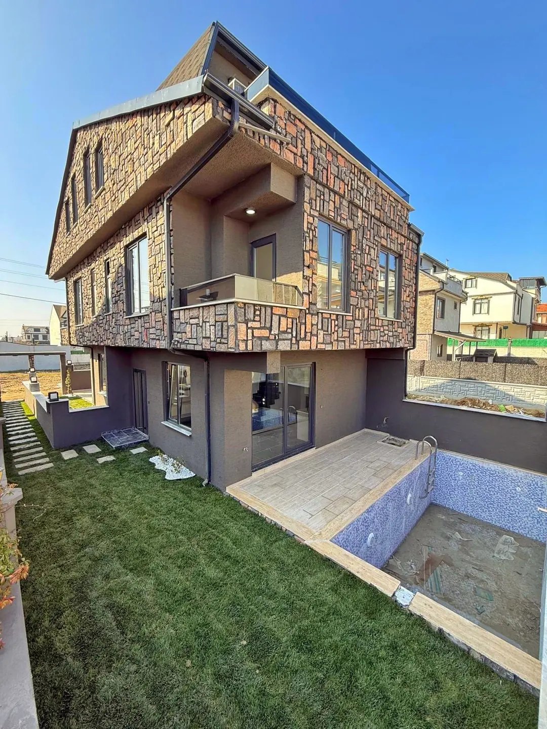 HAVUZLU, TERAS DENİZ MANZARALI, PLAJA 80 METRE, ARKA CEPHE, LÜKS 3+1 TRİPLEKS VİLLA! KOCAALİ ALANDERE MH — Satılık Villa, Kocaali
