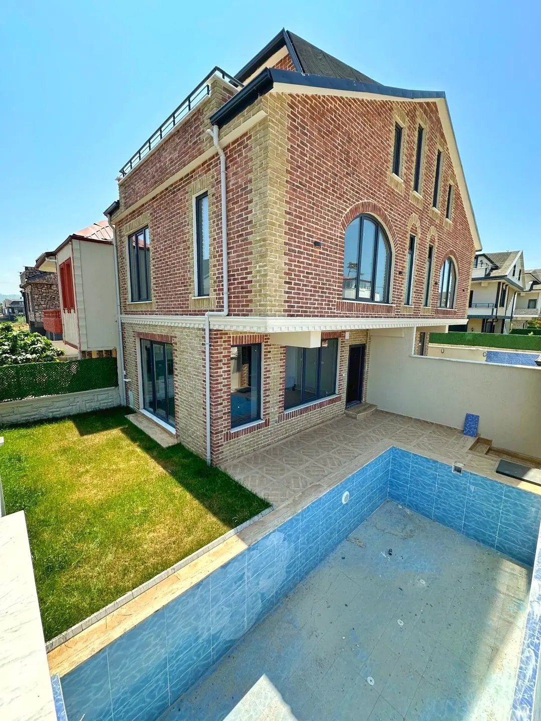 JAKUZİLİ, EBEVEYN BANYOLU, TAŞ KONSEPT, HAVUZLU, GENİŞ BAHÇE 3+1 TRİPLEKS VİLLA! KOCAALİ ALANDERE MH — Satılık Villa, Kocaali