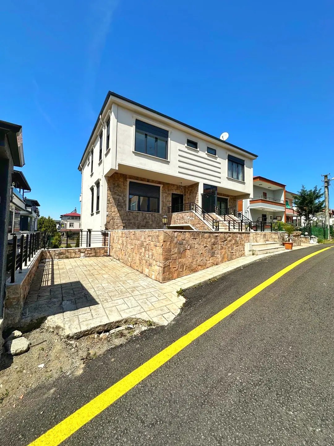 KENDİNE GARAJLI, LÜKS TAŞ KONSEPT TASARIM, MERKEZ PLAJ, GENİŞ BAHÇE ALANLI, HAVUZLU 4+1 TRİPLEKS VİLLA! KOCAALİ YALI MH — Satılık Villa, Kocaali