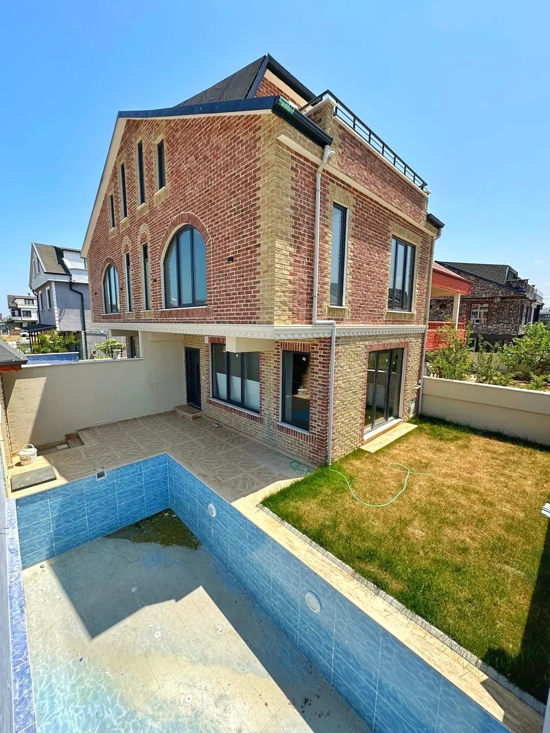 KÖŞE PARSEL, JAKUZİLİ, EBEVEYN BANYOLU, TAŞ KONSEPT, HAVUZLU, GENİŞ BAHÇE 3+1 TRİPLEKS VİLLA! KOCAALİ ALANDERE MH — Satılık Villa, Kocaali