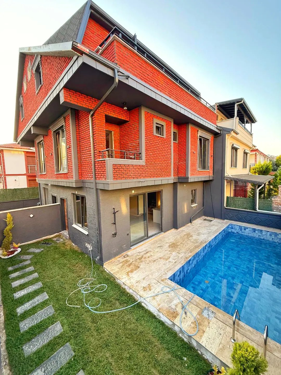 LÜKS DİZAYN, MERKEZ PLAJ, YERDEN ISITMA, ÖN CEPHE, HAVUZLU 4+1 TRİPLEKS VİLLA! KOCAALİ YALI MH — Satılık Villa, Kocaali