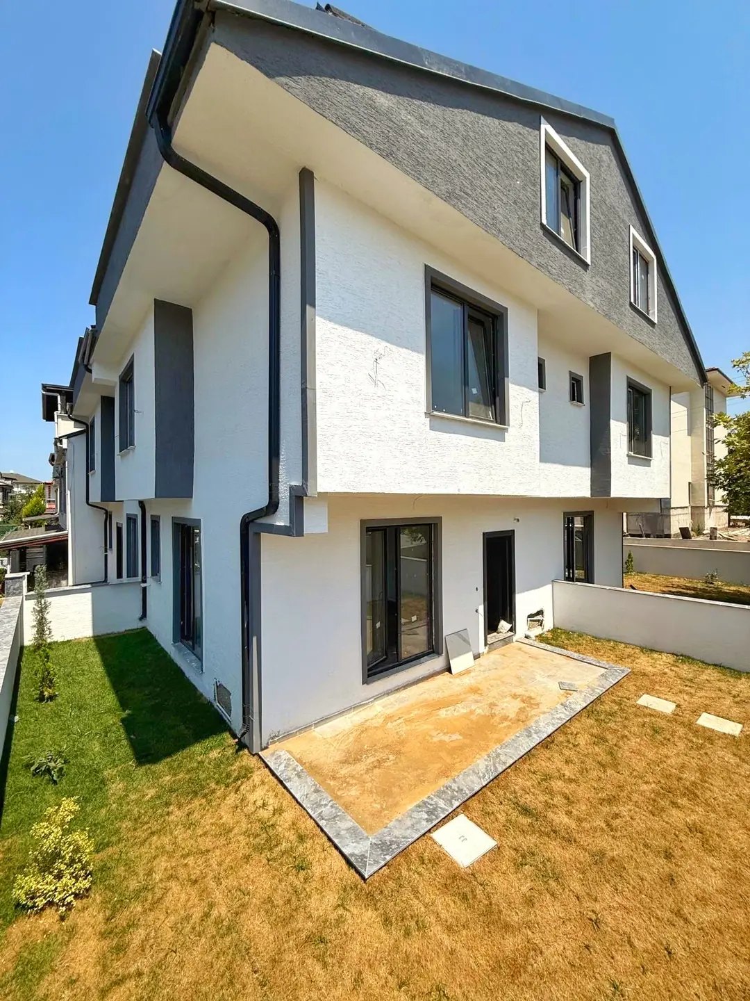 MERKEZ PLAJ, MÜSTAKİL GİRİŞ-BAHÇE, EBEVEYN BANYOLU 3+1 TRİPLEKS VİLLA! KOCAALİ YALI MH — Satılık Villa, Kocaali