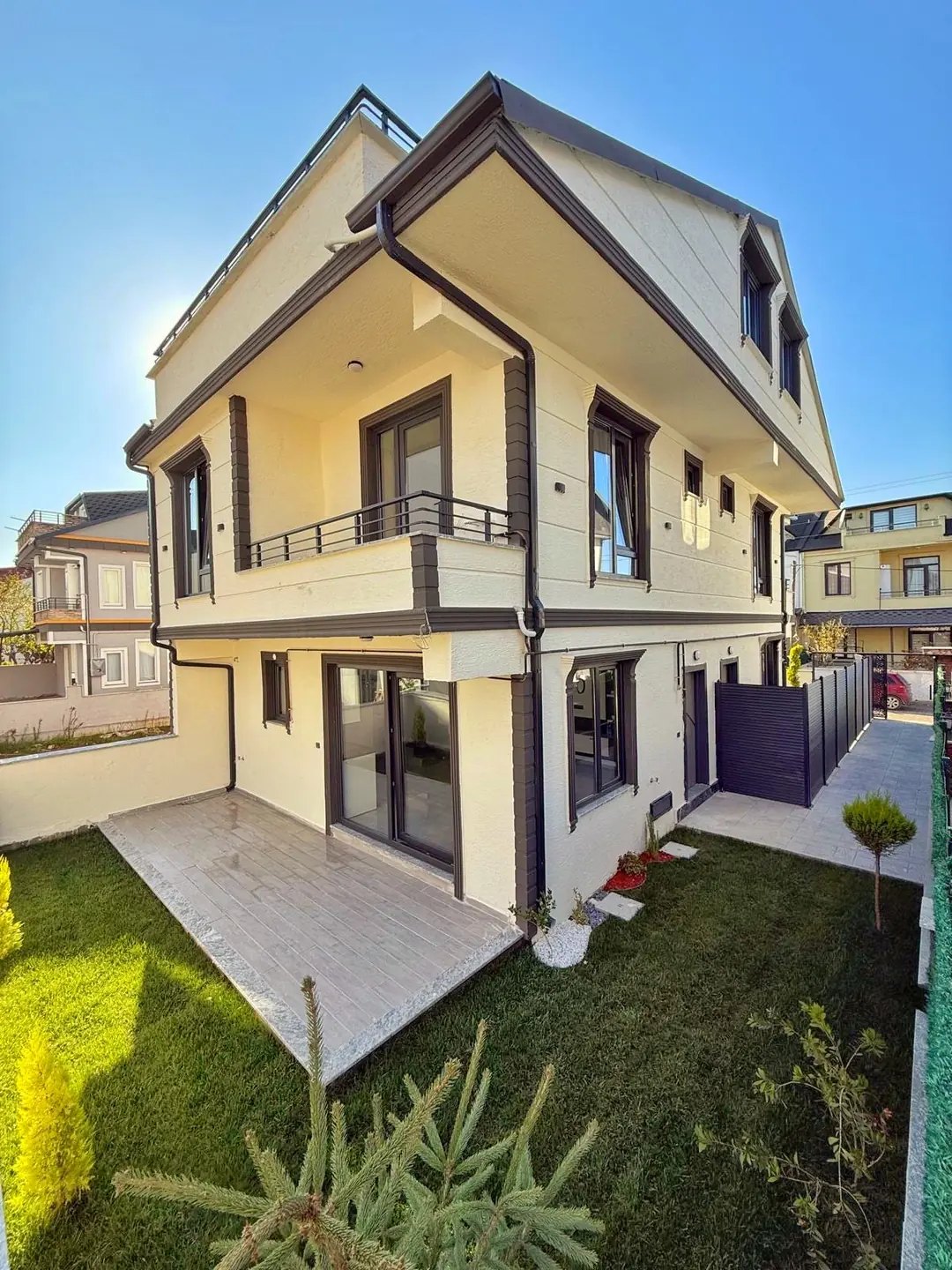 MERKEZ PLAJ, ARKA CEPHE, LÜKS DİZAYN, 100m2 KENDİNE AİT ARSASI, EBEVEYN BANYO 3+1 TRİPLEKS VİLLA! KOCAALİ YALI MH — Satılık Villa, Kocaali