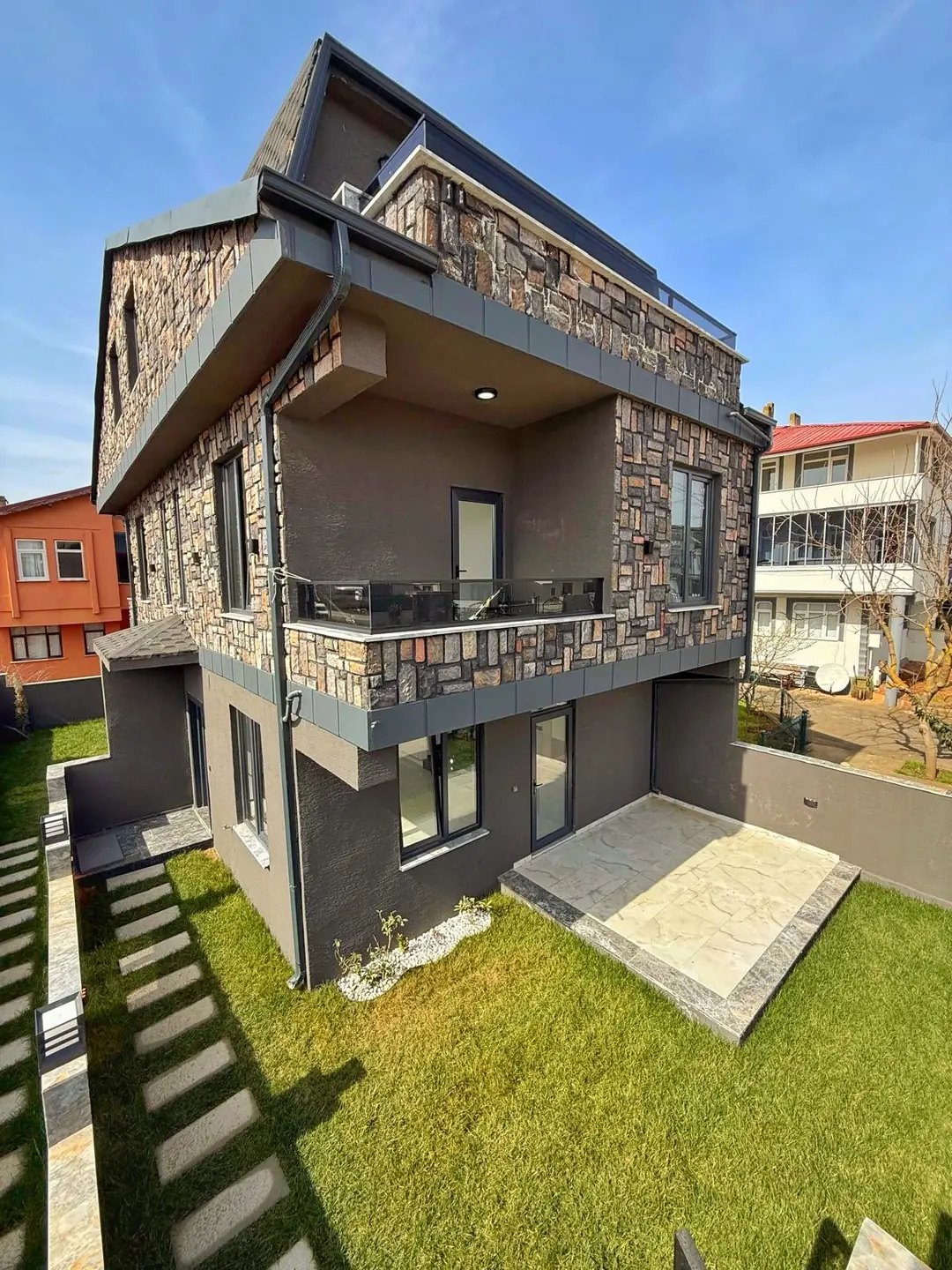 MERKEZ PLAJ, ÖN-ARKA CEPHE SEÇENEKLİ-ÖN, EBEVEYN BANYO 3+1 TRİPLEKS VİLLA! KOCAALİ YALI MH — Satılık Villa, Kocaali