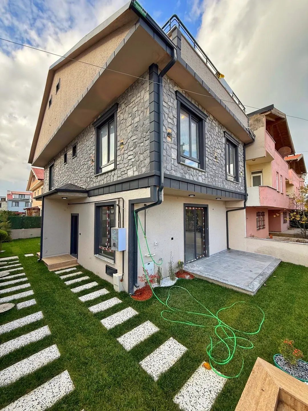 MERKEZ PLAJ, ÖN-ARKA CEPHE SEÇENEKLİ-ÖN, LÜKS DİZAYN, YERDEN ISITMA 4+1 TRİPLEKS VİLLA! KOCAALİ YALI MH — Satılık Villa, Kocaali