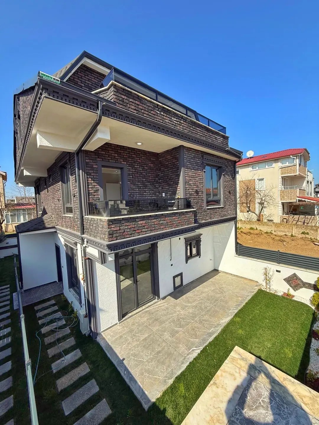 MERKEZ PLAJ, ÖN CEPHE, LÜKS DİZAYN, KOMPLE GRANİT ZEMİN, YERDEN ISITMA 3+1 TRİPLEKS VİLLA! KOCAALİ YALI MH — Satılık Villa, Kocaali